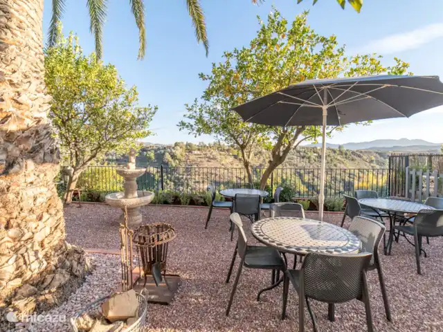 El Valle, casa El Laurel | Espagne, Andalousie, Durcal - maison de vacances la terrasse où nous pouvons servir le petit déjeuner à nos hôtes. mais aussi pour lire, faire des puzzles, jouer à des jeux.