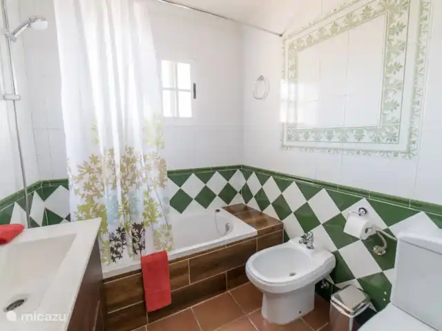 El Valle, casa El Laurel | Espagne, Andalousie, Durcal - maison de vacances salle de bain au rez-de-chaussée, complète avec baignoire/douche, lavabo, toilette et bidet. également équipé de : serviettes, papier toilette, savon pour les mains et sèche-cheveux.