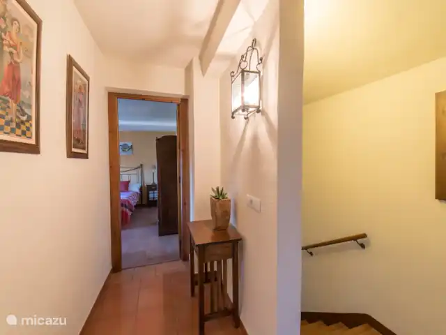 El Valle, casa El Laurel | Espagne, Andalousie, Durcal - maison de vacances escalier au 1er étage, palier avec accès à 3 chambres.