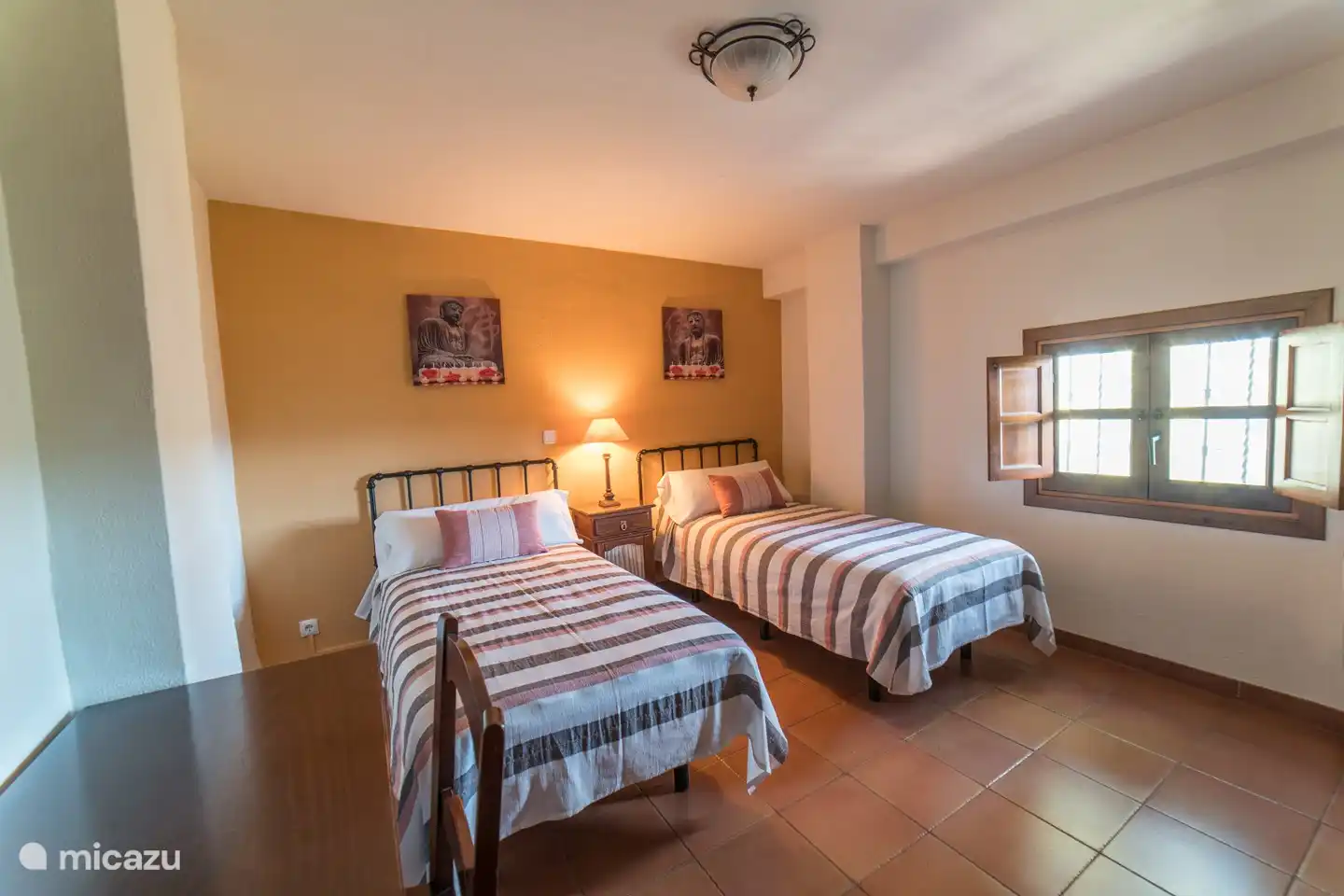 1st bedroom with 2x single bed, but can also be used as a double bed. present: cupboard, desk + chair.