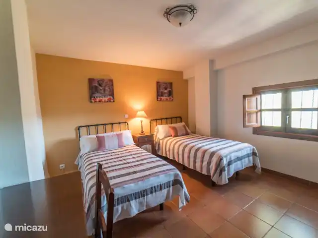 El Valle, casa El Laurel | Espagne, Andalousie, Durcal - maison de vacances 1ère chambre avec 2x lit simple, mais peut également être utilisée comme lit double. présent : placard, bureau + chaise.