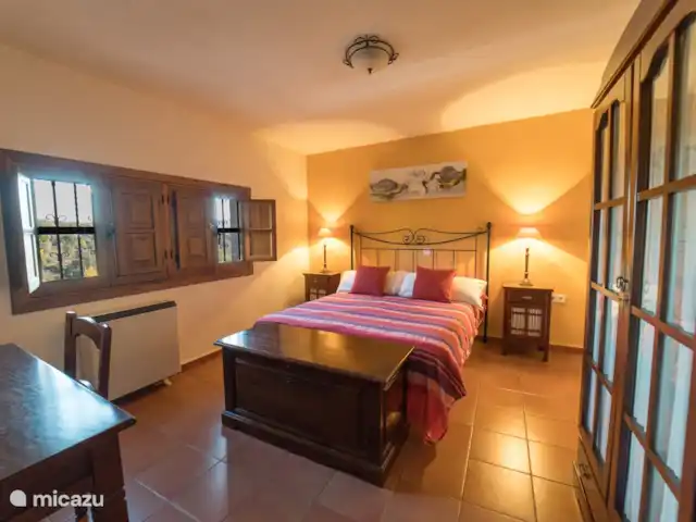 El Valle, casa El Laurel | Espagne, Andalousie, Durcal - maison de vacances 3ème chambre avec un lit double, placard, bureau + chaise.