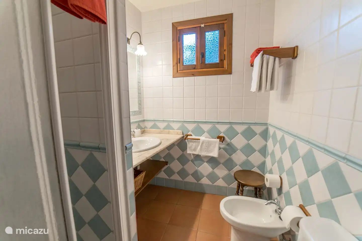 2nd bathroom upstairs, with shower, sink, toilet and bidet. also: towels, toilet paper, hand soap and hairdryer.