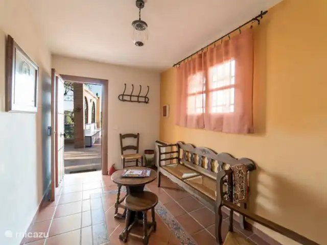 El Valle, casa El Laurel | Espagne, Andalousie, Durcal - maison de vacances la salle en bas avec canapé / coin salon et portemanteau.