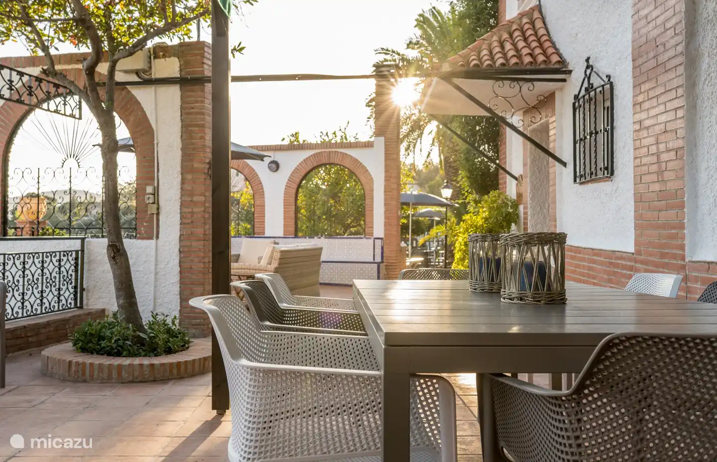 the terrace outside with large (extendable) table, 8 chairs, separate seating, laundry rack .... and beautiful views of the mountains.