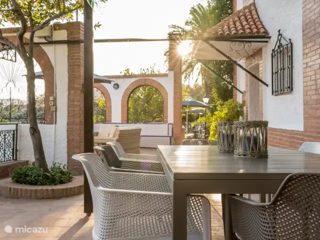 El Valle, casa El Laurel | Espagne, Andalousie, Durcal - maison de vacances la terrasse à l'extérieur avec une grande table (à rallonge), 8 chaises, un coin salon séparé, un étendoir à linge .... et de belles vues sur les montagnes.