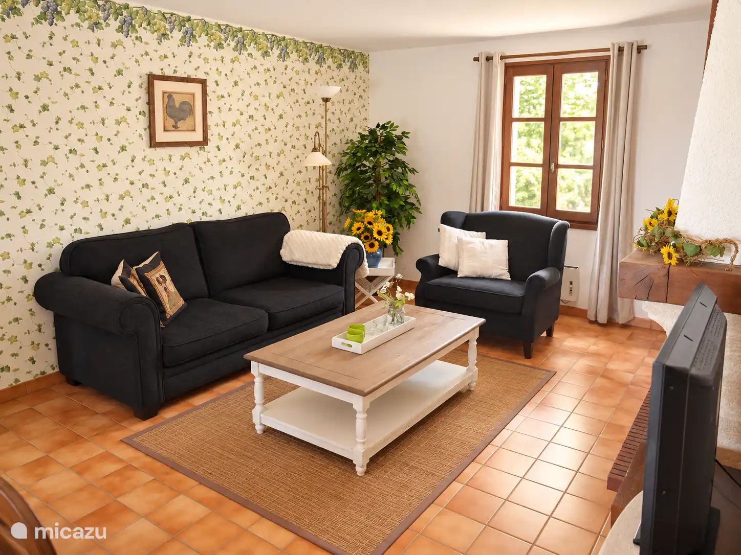 Ein zweiter Blick ins Wohnzimmer, mit viel Platz, um zusammen zu sitzen.