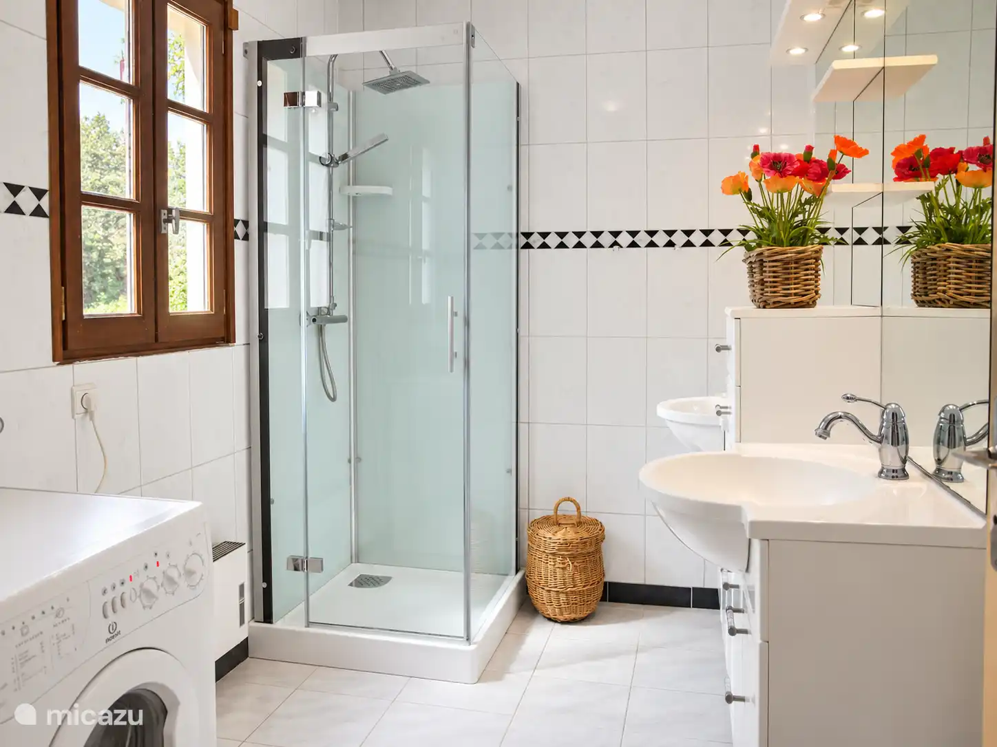 Das gepflegte Badezimmer mit Dusche und Waschbecken.