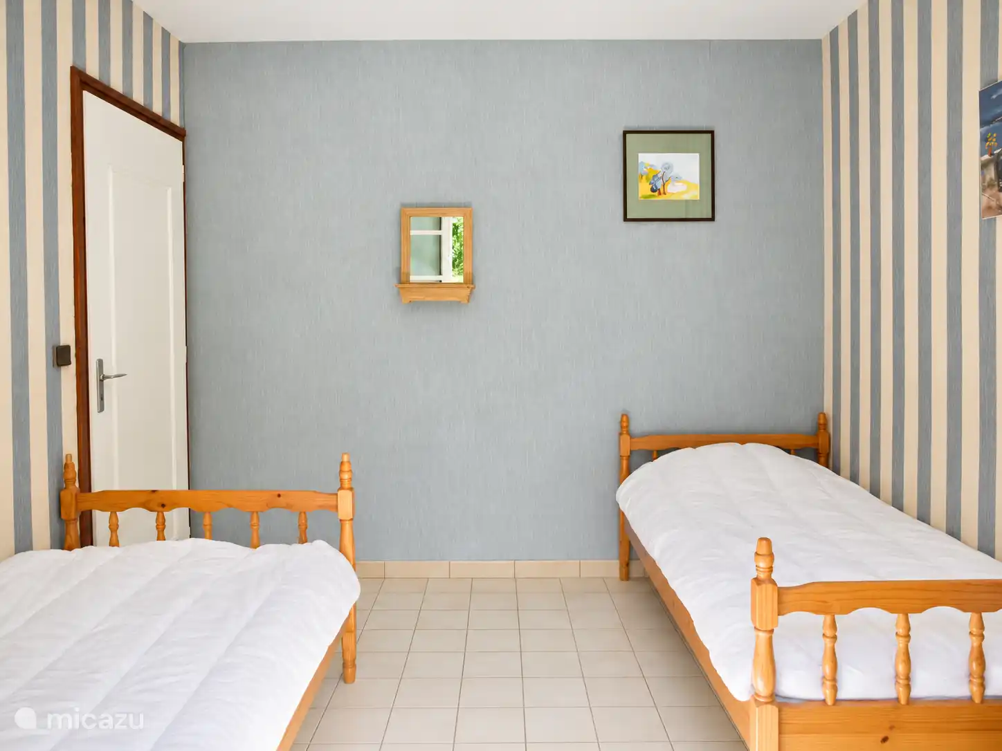Das zweite Schlafzimmer ist mit zwei separaten Einzelbetten ausgestattet.