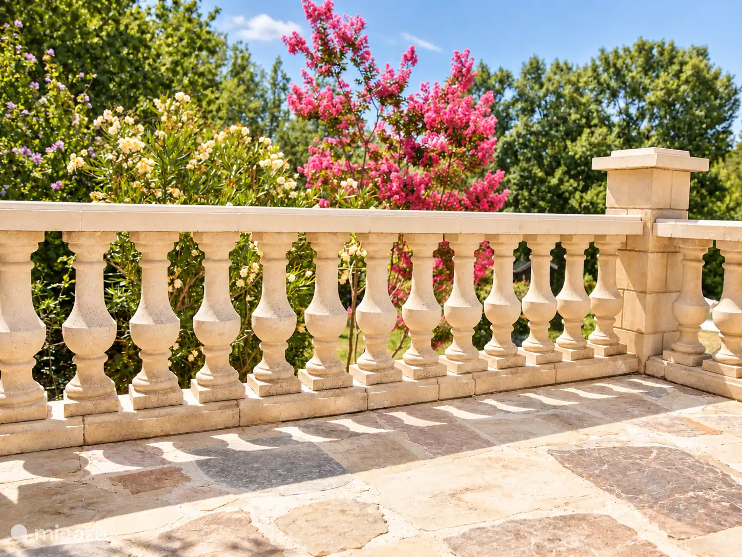 Schreiben

Die Terrasse mit ihrem charakteristischen steinernen Balustrade, umgeben vom Grün des Gartens.