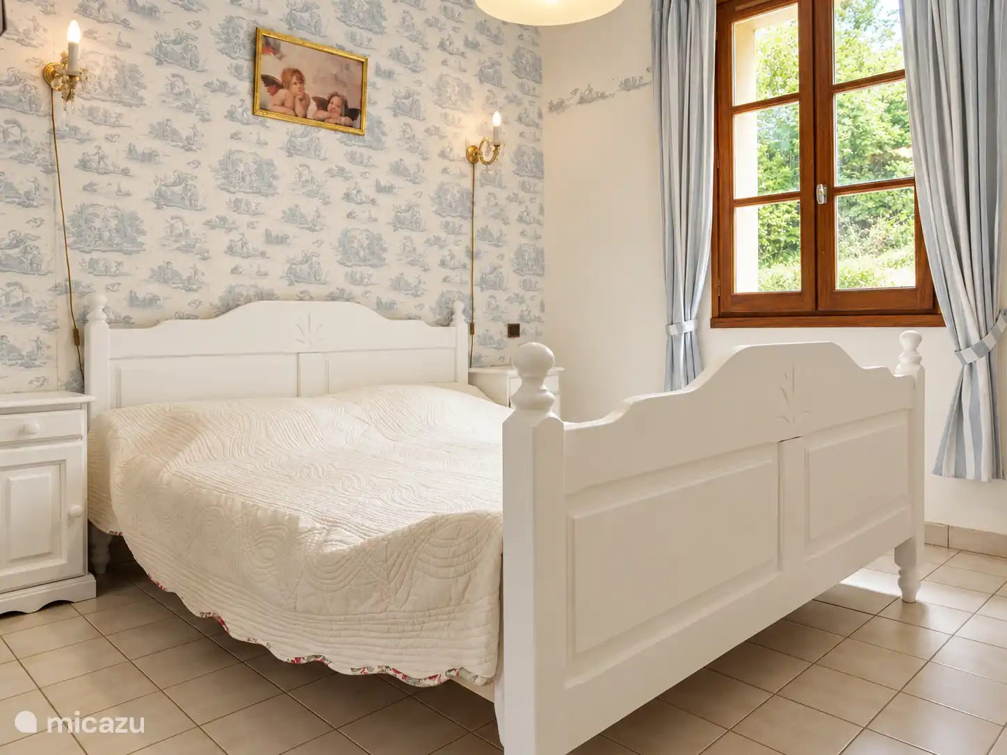 Ein attraktives Schlafzimmer mit einem bequemen Doppelbett und einer ruhigen Atmosphäre.
