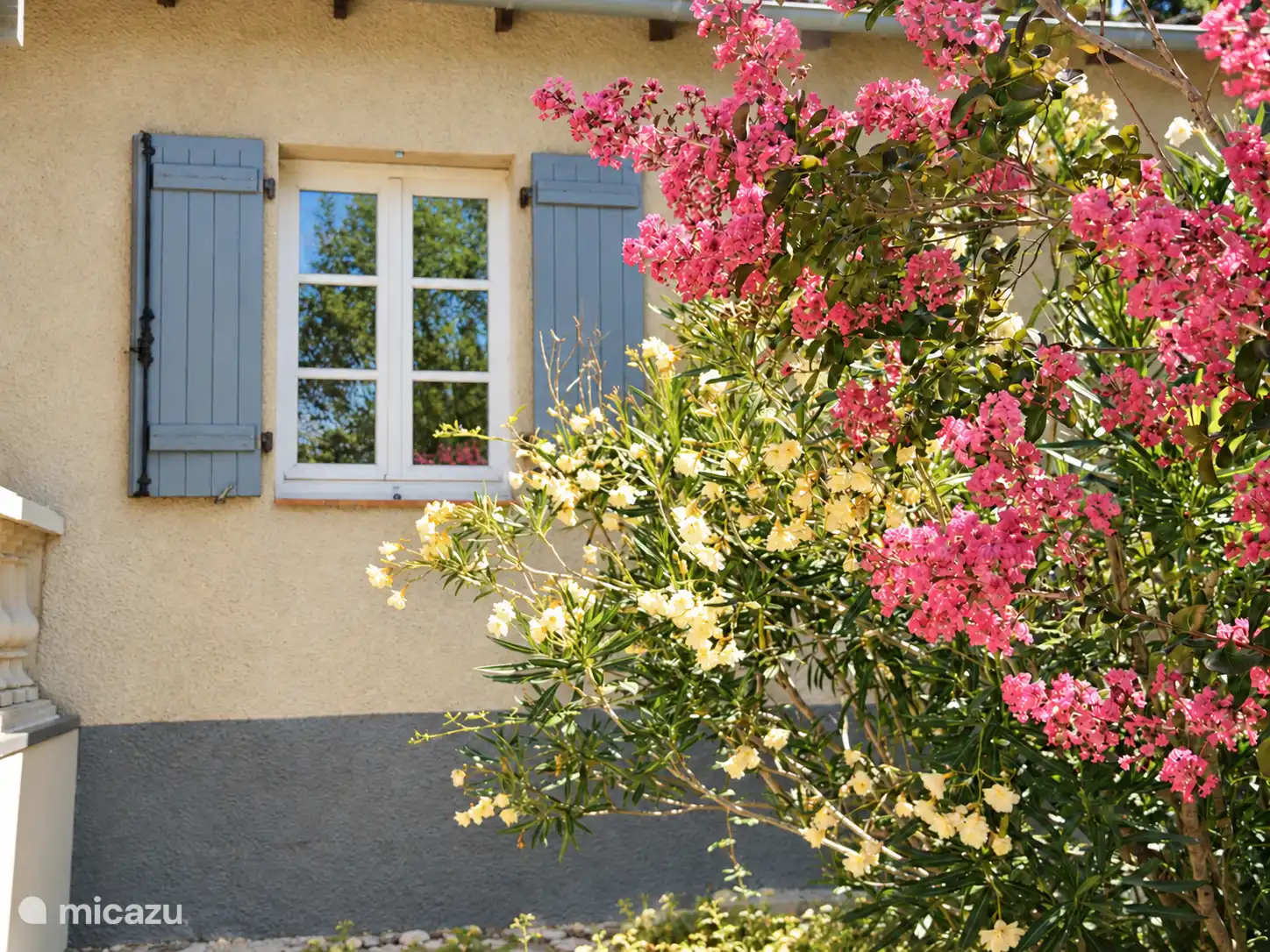 Die charakteristischen blaugrauen Fensterläden und die helle Fassade verleihen Le Rege seinen authentischen französischen Charme.