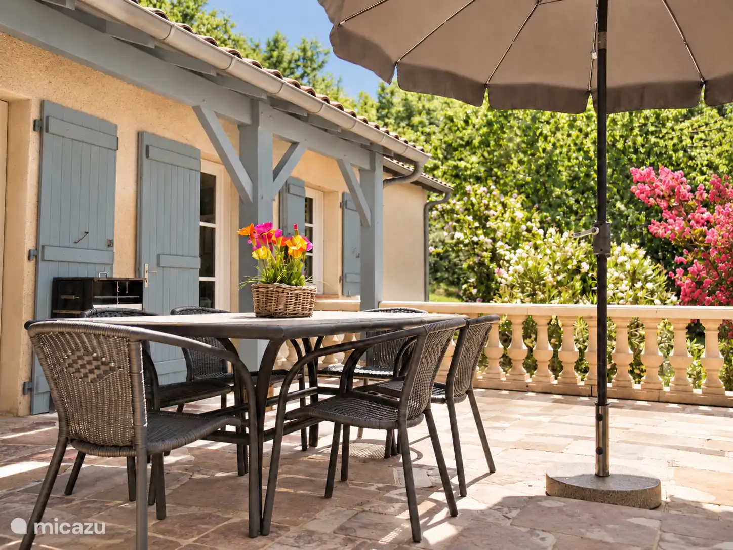 Die geräumige Terrasse, ideal zum Essen im Freien und zum Genießen der französischen Sonne.