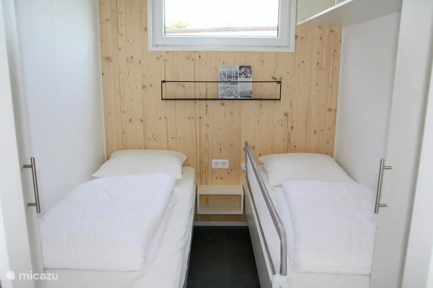 Zweites Schlafzimmer mit zwei Einzelbetten