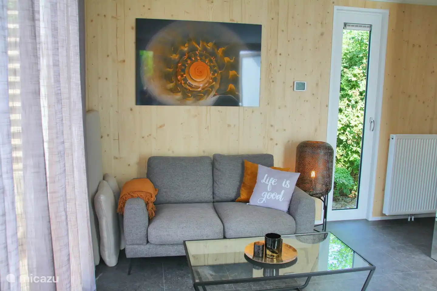 Modernes Wohnzimmer und Schiebetüren nach draußen