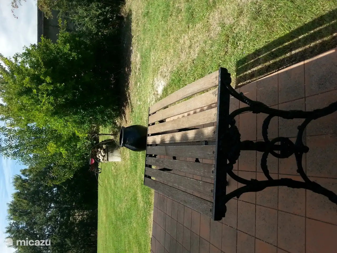 Terraza a la entrada de Gianni