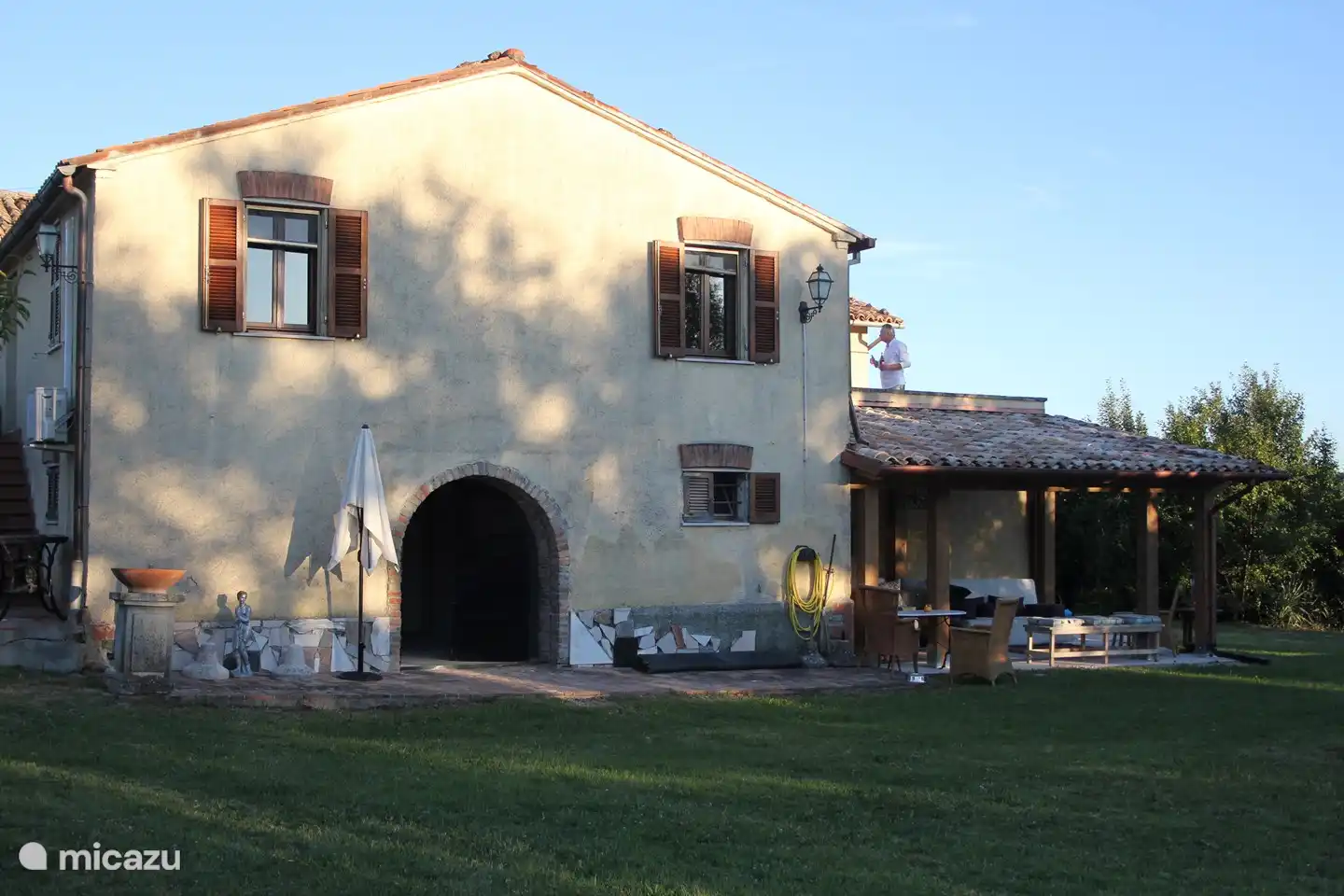 Volver Villa San Vitale. Las dos ventanas de arriba son del apartamento Gianni.