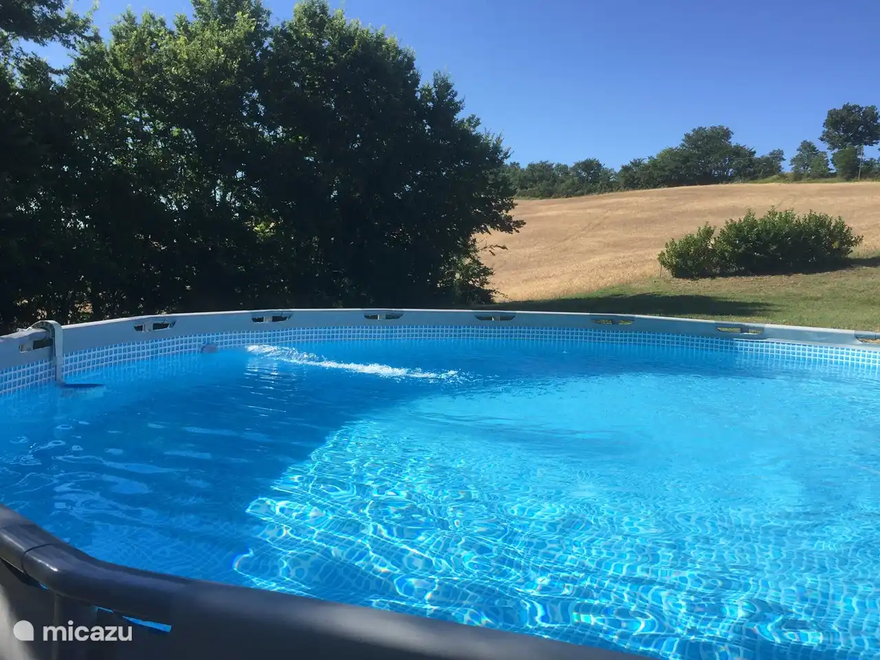 Maravillosa piscina grande. Nuestra agua de baño es de excelente calidad y se analiza 3 veces al día. Esa es una gran prioridad para nosotros.