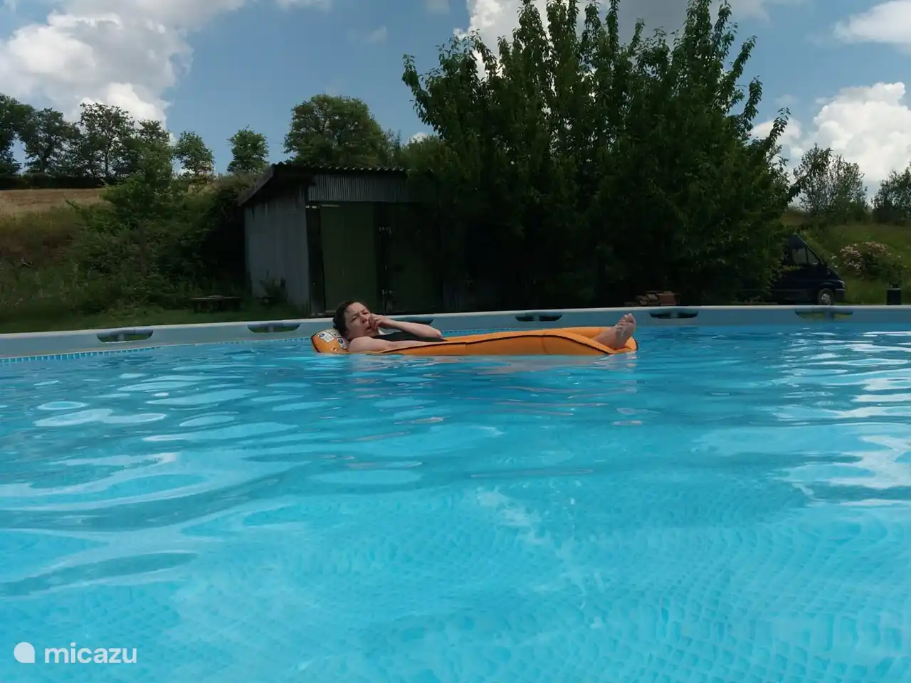 Maravillosa piscina grande. Nuestra agua de baño es de excelente calidad y se analiza 3 veces al día. Esa es una gran prioridad para nosotros.