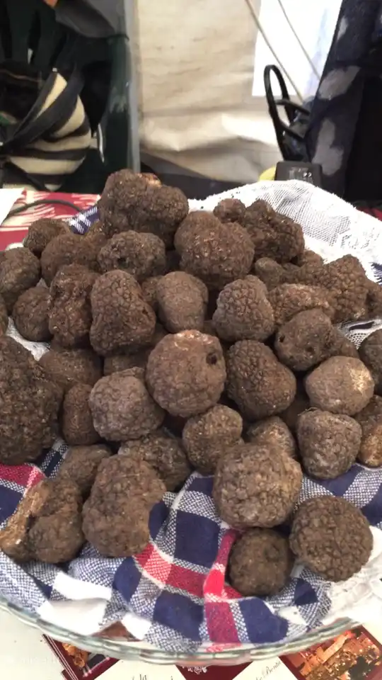 La trufa también se usa mucho aquí en Marche en la cocina de Machigiane. En los mercados encontrarás todo tipo de productos auténticos de la región.