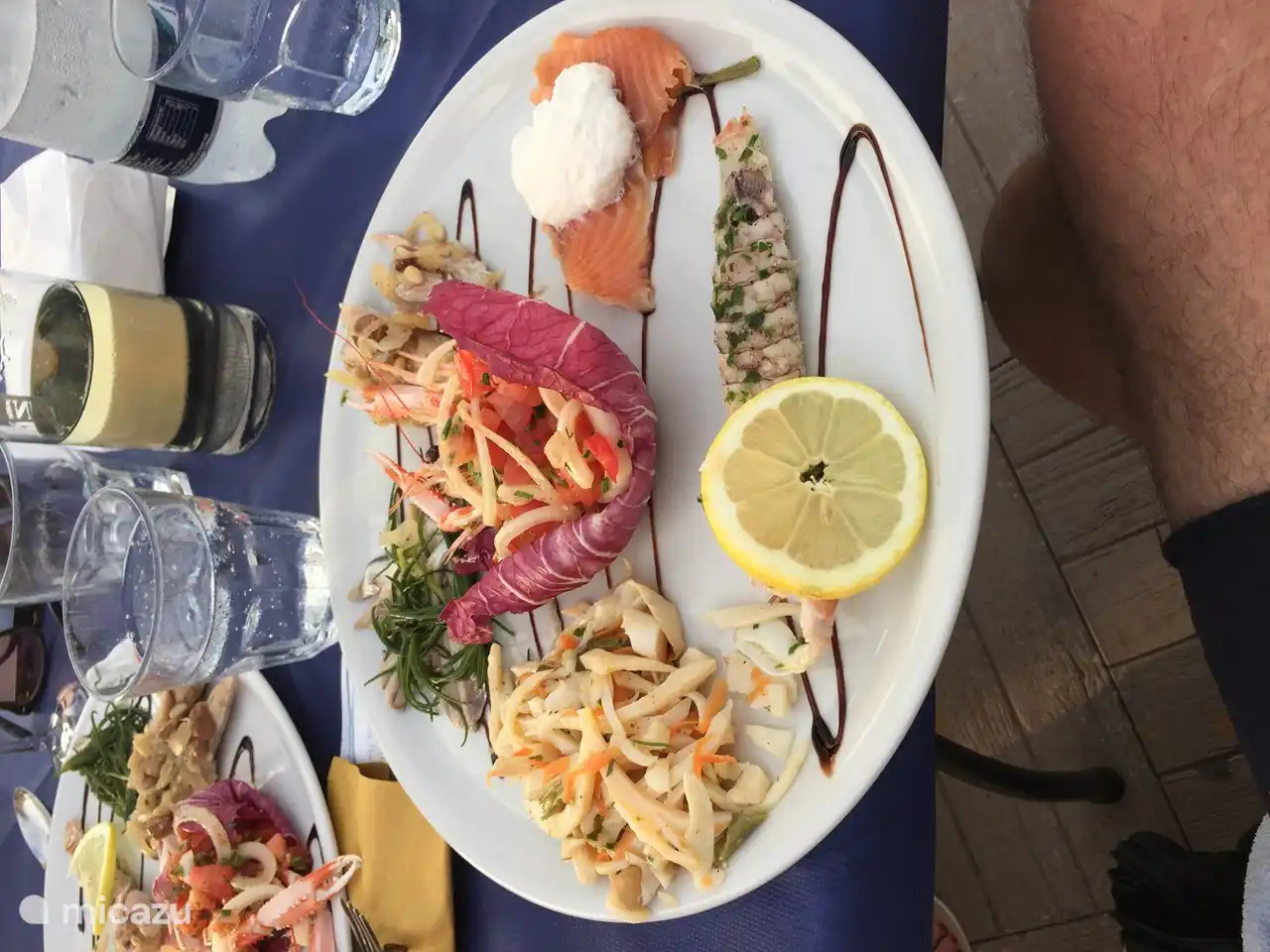 Deliciosos platos de pescado en la playa y en muchos restaurantes cercanos.