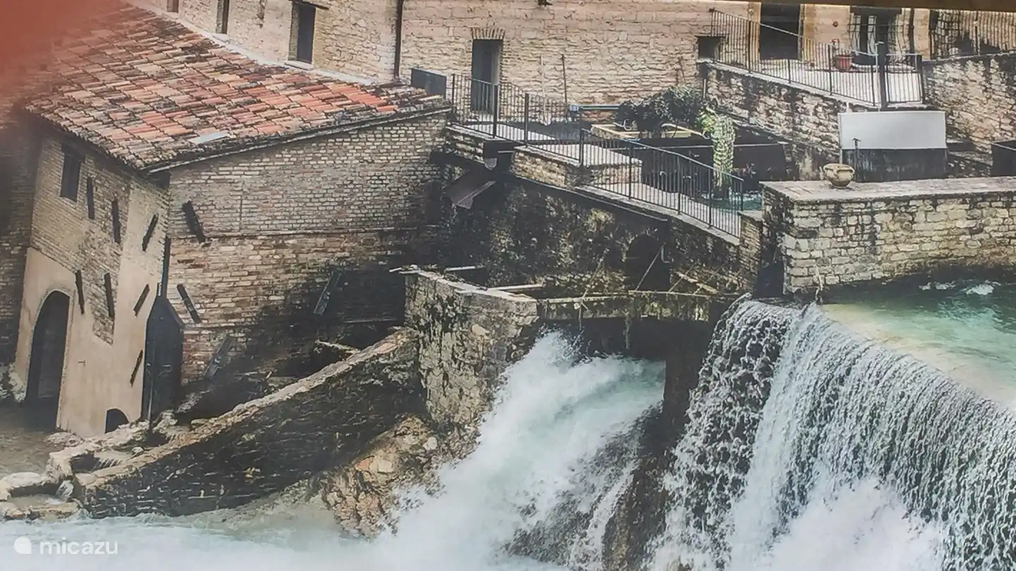 Gemas cerca de Villa San Vitale: cascada en Fossombrone