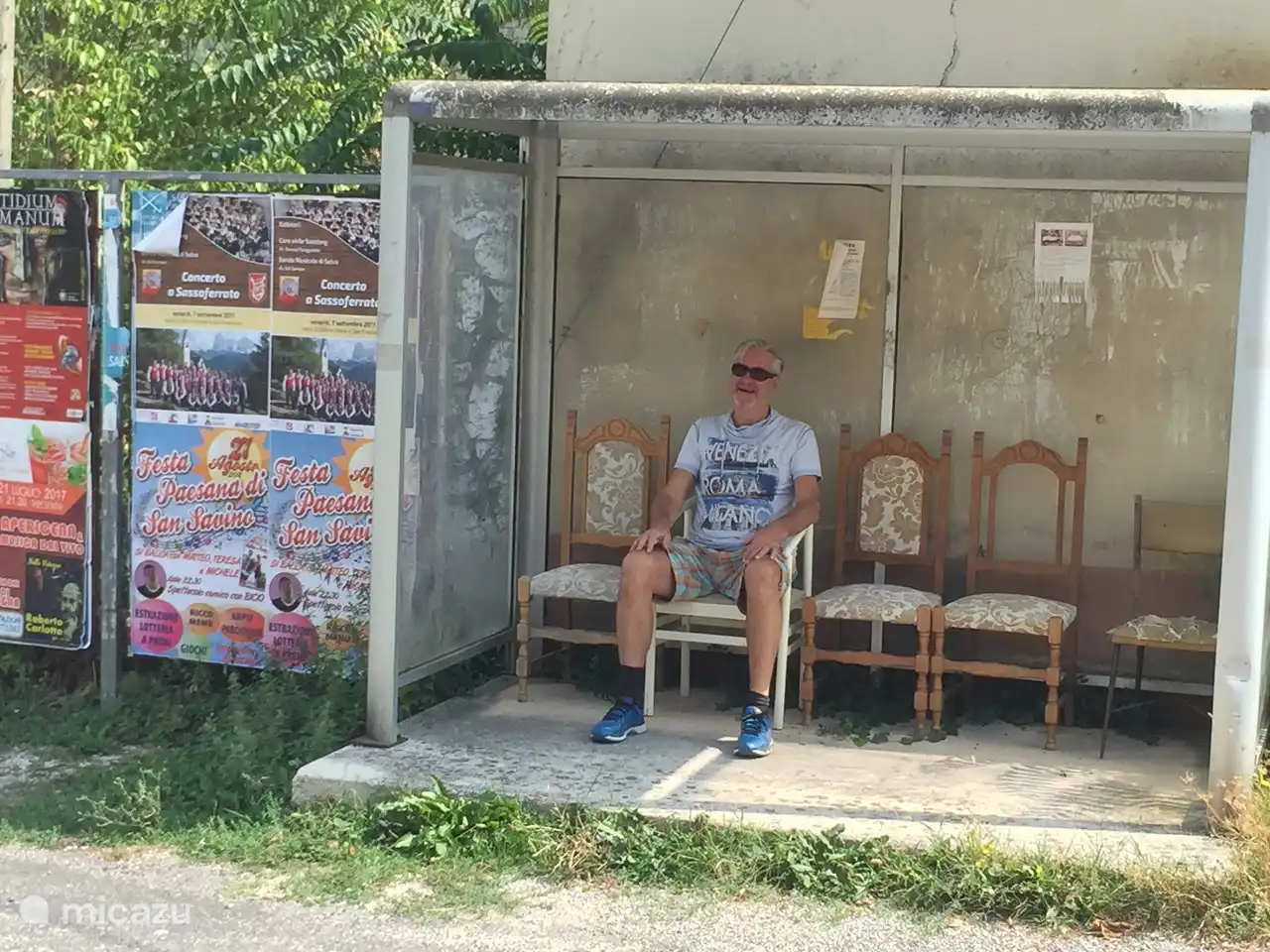 Gemas cerca de Villa San Vitale: antigua parada de autobús todavía en uso en Cabernardi