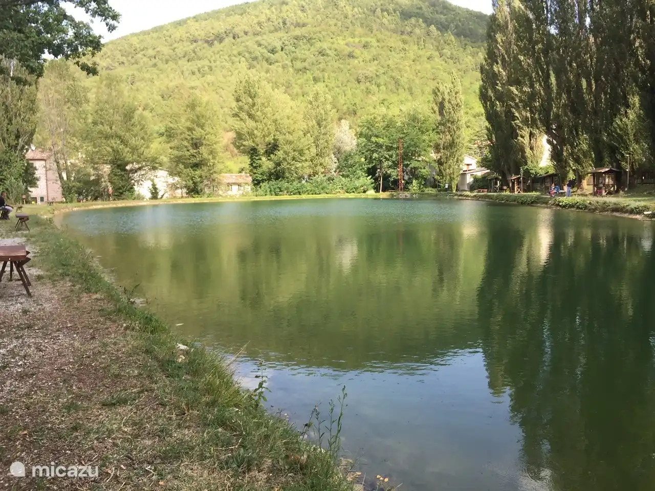 Gemas cerca de Villa San Vitale: estanque de pesca cerca de San Anna