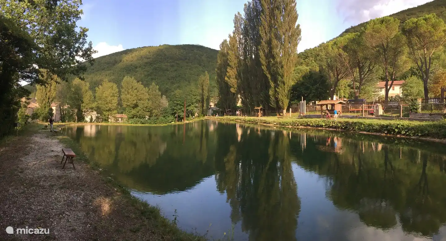 Gemas cerca de Villa San Vitale: estanque de pesca cerca de San Anna