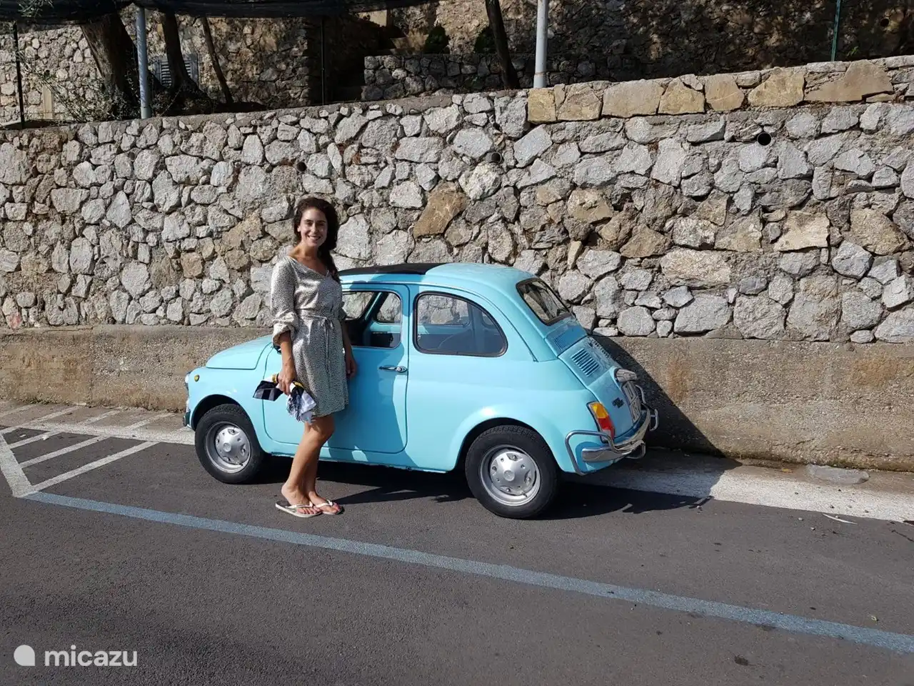 Joyas cerca de Villa San Vitale: en todas partes todavía se pueden ver viejos pequeños Fiat originales que usan los ancianos italianos que conducen lentamente