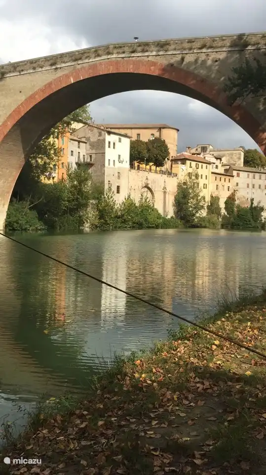 Gemas cerca de Villa San Vitale: famoso puente en Fossombrone