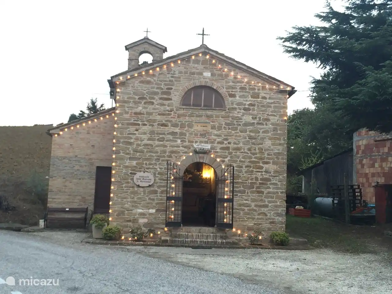Gemas cerca de Villa San Vitale: pequeña iglesia de Madonna di Montevago (San Pietro)