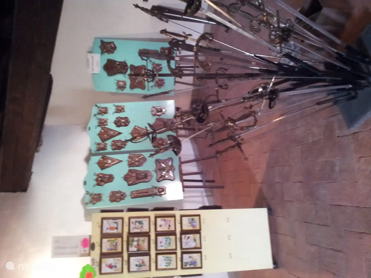 Gemas cerca de Villa San Vitale: museo en Frontone de antiguos atributos caballerescos y castillos recreados de Marche