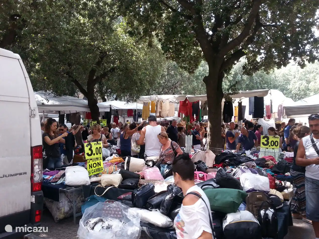 Gemas cerca de Villa San Vitale: mercado en Fossombrone