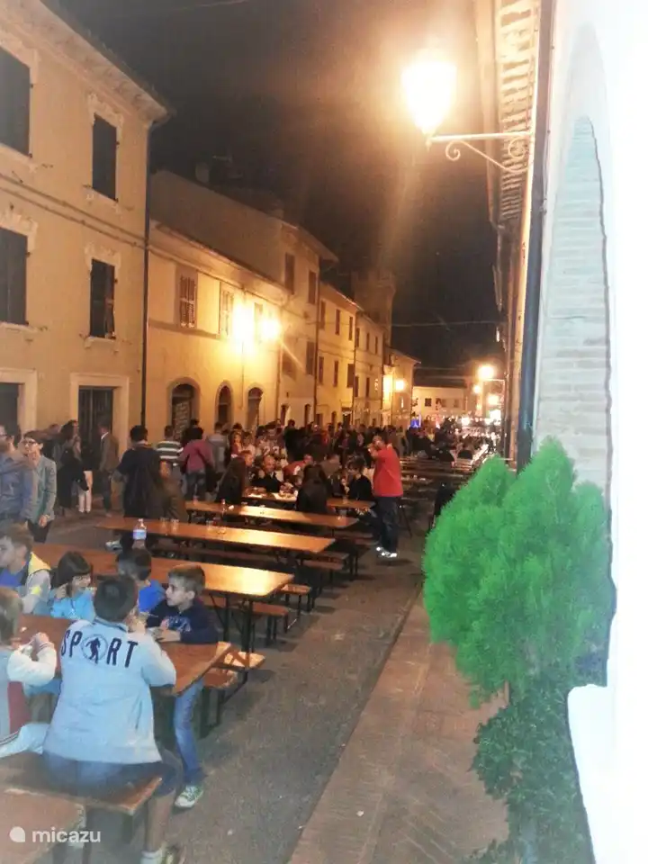 Gemas cerca de Villa San Vitale: antigua ciudad medieval de Pergola