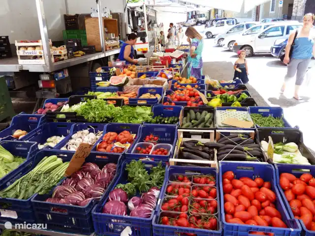 Villa San Vitale Bed & Breakfast 2p huren in Italië, Marche, San Lorenzo In Campo - bed & breakfast Juweeltjes in de buurt van Villa San Vitale: elke dag is wel verse groenten te verkrijgen op gezellige marktjes