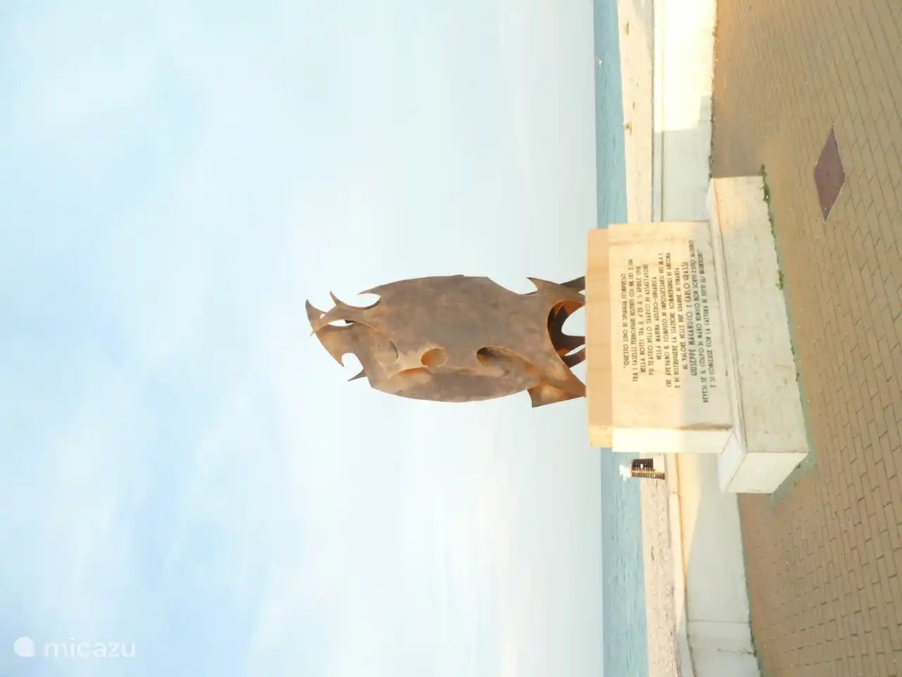 Gemas cerca de Villa San Vitale: estatua artística en Fano