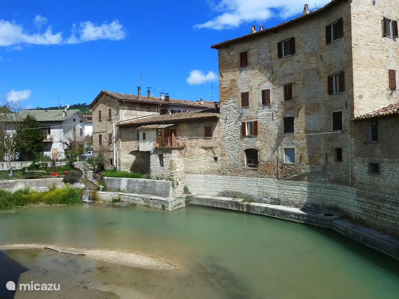 Gemas cerca de Villa San Vitale: ciudad medieval de Pergola