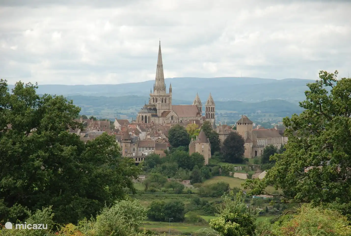 Kathedrale und alte Stadtmauer in Autun