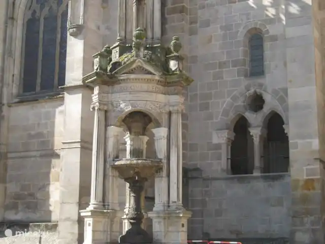La Bergerie | France, Saône-et-Loire, La Grande-Verrière - maison de vacances Fontaine de la cathédrale Saint-Lazare XIIe siècle