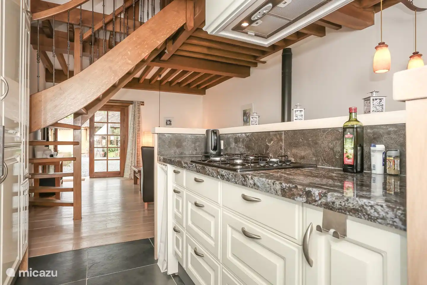 Offene Küche mit 4-Flammen-Gaskomfort