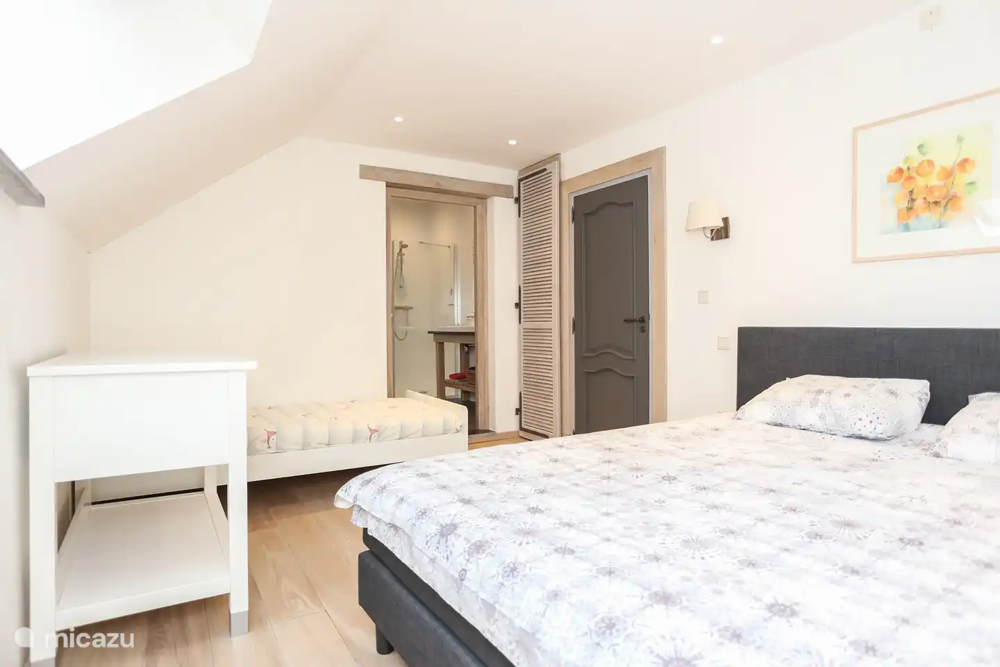 Großes Schlafzimmer mit Kingsize-Bett und Zustellbett