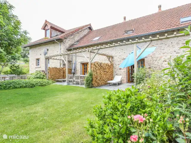 La Bergerie | France, Saône-et-Loire, La Grande-Verrière - maison de vacances Arrière La Bergerie avec terrasse et pelouse