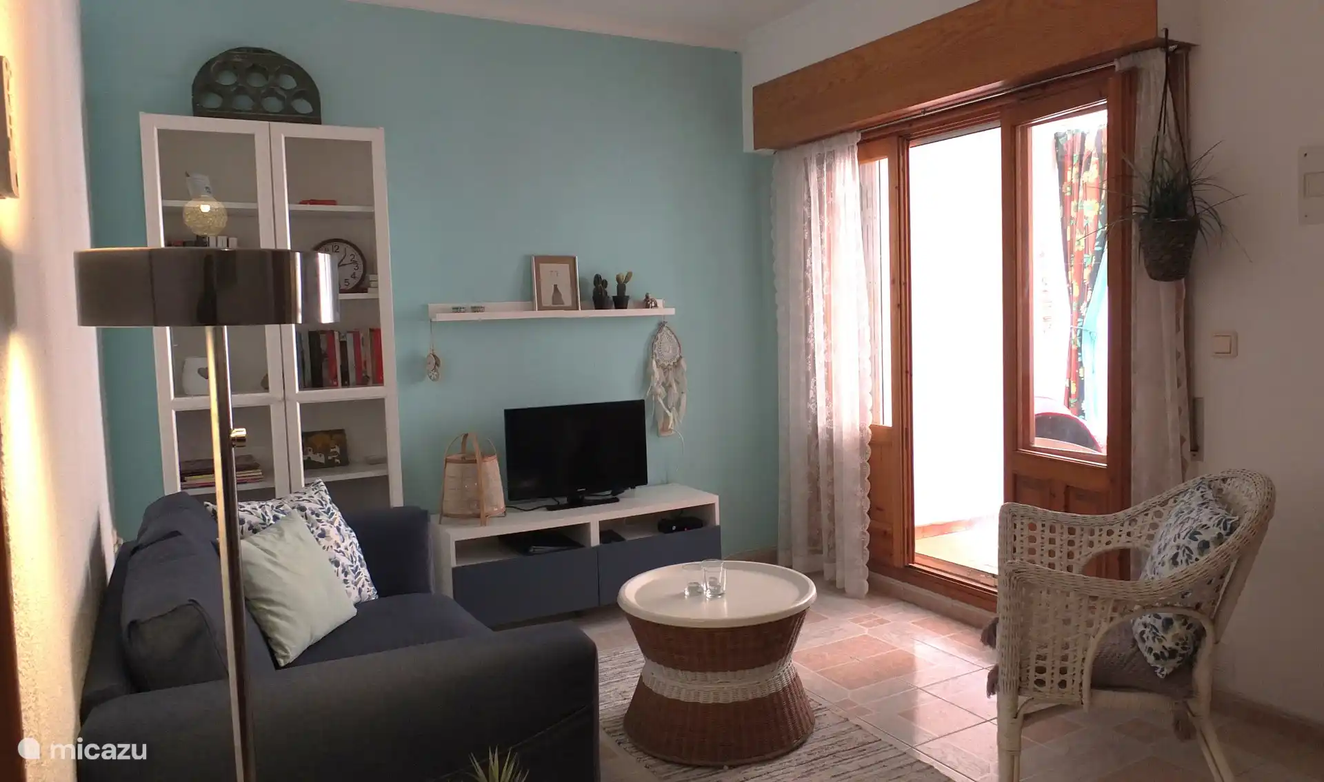 Acogedora sala de estar con sofá y silla para 2 personas