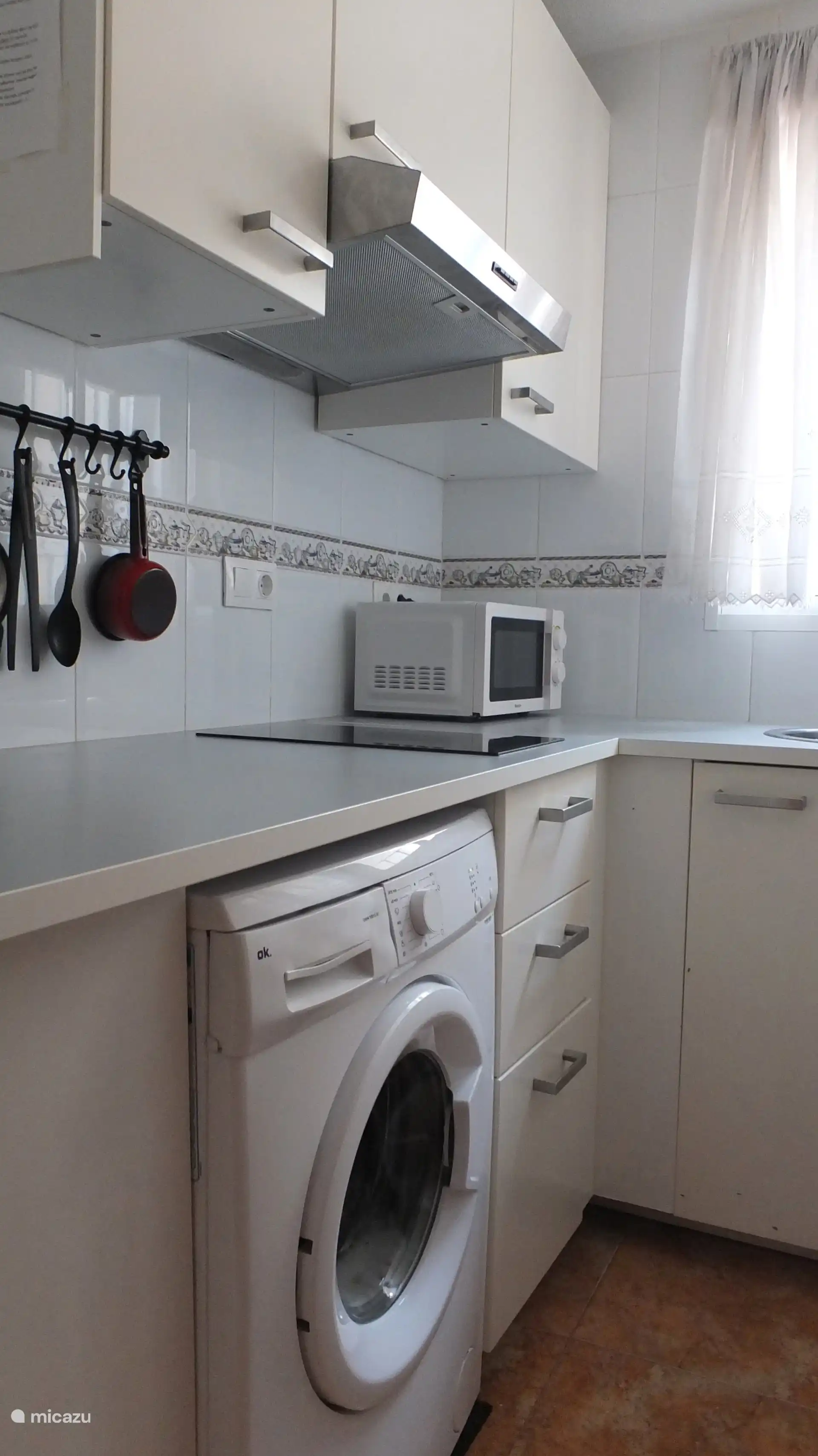 Cocina con microondas y lavadora