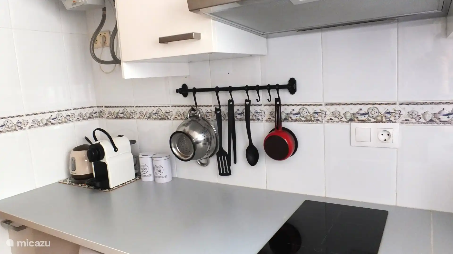 La cocina está equipada con vitrocerámica, microondas, cafetera nespresso y lavadora