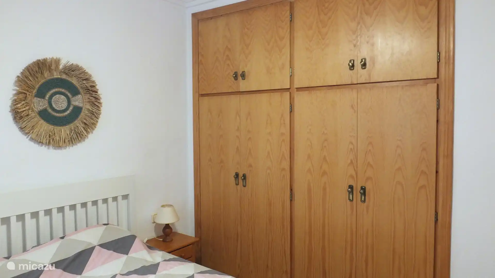 El dormitorio principal ofrece un amplio espacio de almacenamiento para la ropa