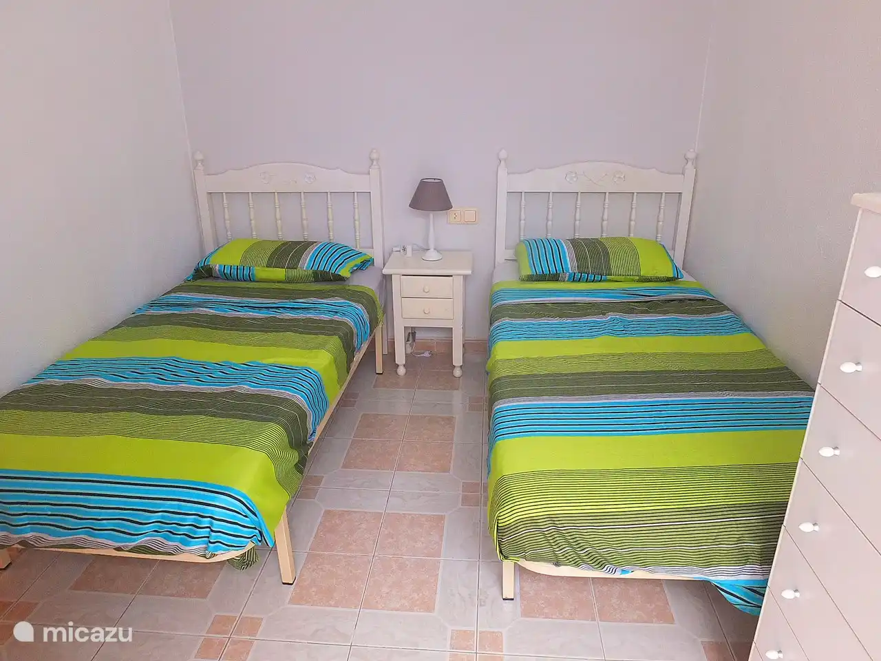 El segundo dormitorio tiene 2 camas individuales (90 x 180 cm)