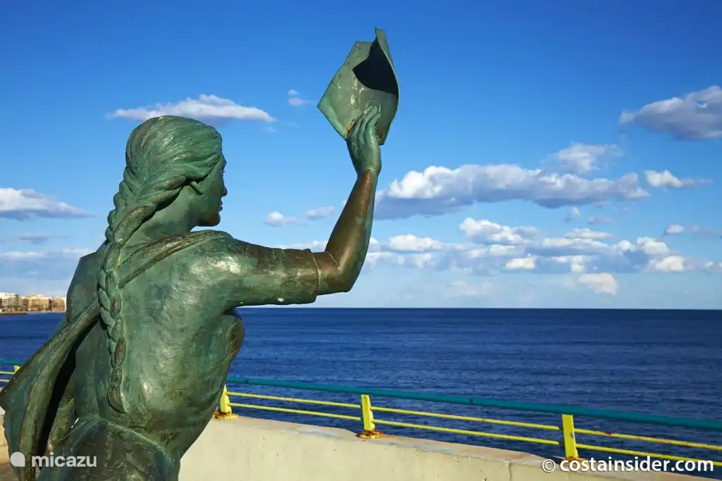 en el muelle está esta hermosa estatua de la mujer que se despide de los pescadores