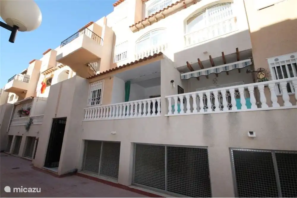 La terraza está a la sombra, lo cual es agradable y fresco.